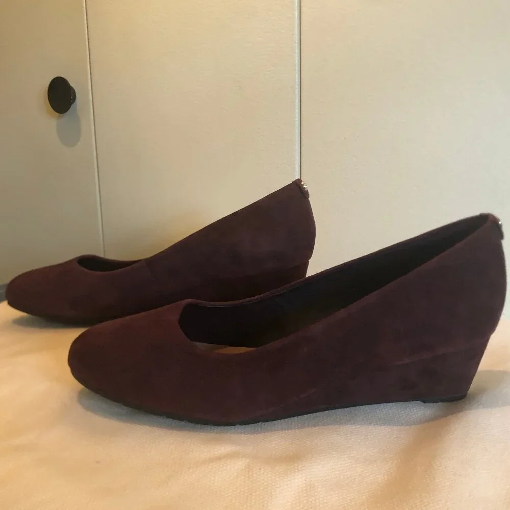 NEW (NWOT) Clarks Artisan burgundy suede Vendra Bloom Wedges sz 8W